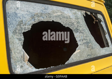 Heckscheibe des Grunge Vintage van gebrochen Stockfoto