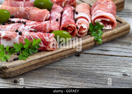 Verschiedenen rohes Fleisch auf dem Board mit rustikaler Hintergrund Stockfoto