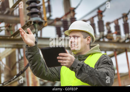 Elektro-Ingenieur Gestikulieren in die elektrische u-Boote Stockfoto