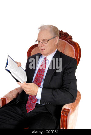 Reifer Mann im Anzug Buch zu lesen. Stockfoto