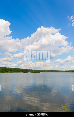 Wolken-Reflexion am See Welch Stockfoto