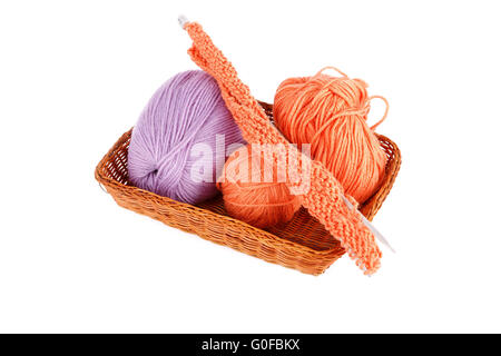 Kugeln aus einem Garn stricken in Holzkiste auf weißem Hintergrund Stockfoto