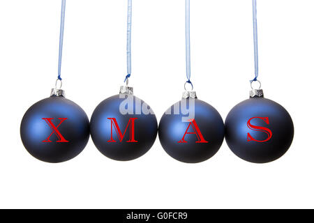 Vier blaue Weihnachtskugeln mit Buchstaben des Wortes XMAS Stockfoto