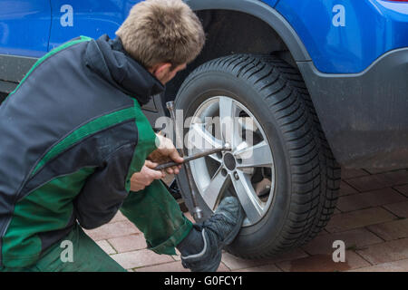 Sommerreifen gegen Winterreifen ersetzen Stockfoto