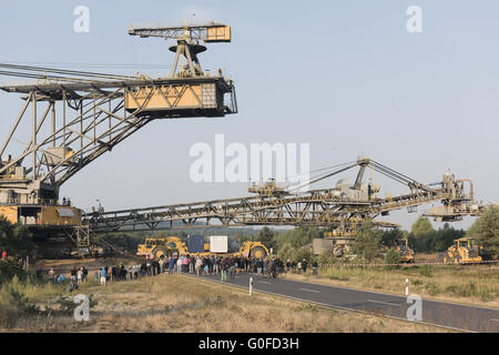 Tagebau Bergbau Großgeräten überqueren eine Landstraße Stockfoto