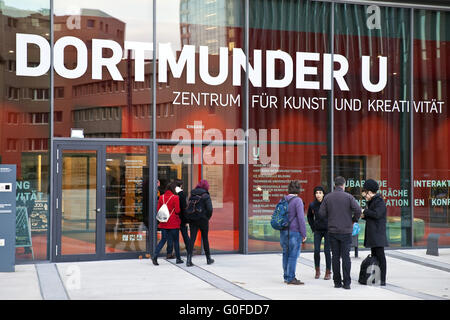 Menschen vor dem Eingang in das Dortmunder U, Zentrum für Kunst und Kreativität, Dortmund Stockfoto