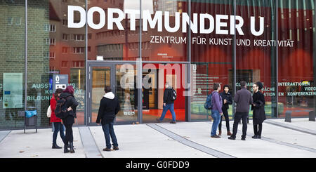 Menschen vor dem Eingang in das Dortmunder U, Zentrum für Kunst und Kreativität, Dortmund Stockfoto