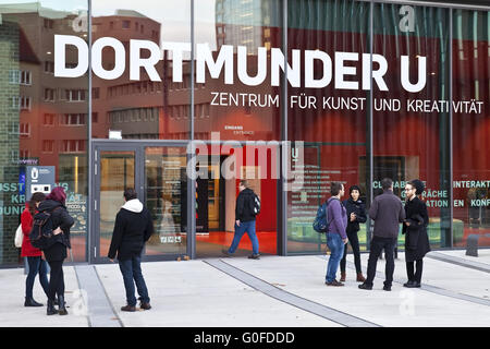 Menschen vor dem Eingang in das Dortmunder U, Zentrum für Kunst und Kreativität, Dortmund Stockfoto