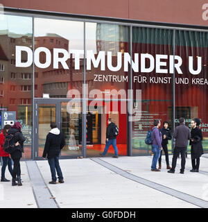 Menschen vor dem Eingang in das Dortmunder U, Zentrum für Kunst und Kreativität, Dortmund Stockfoto