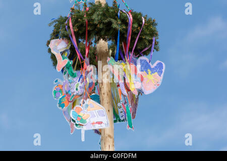 Kinder Zeichnungen schmücken Maibaum - Nahaufnahme Stockfoto
