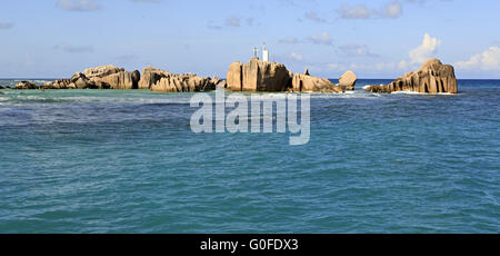 Riesige Granitfelsen in der Nähe von Praslin Insel im Indischen Ozean. Stockfoto