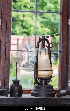 Alte Petroleumlampe auf einem Fensterbrett Stockfoto