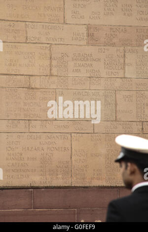 Blick über Soldaten Schulter am Namen eingeschrieben auf India Gate Denkmal Stockfoto