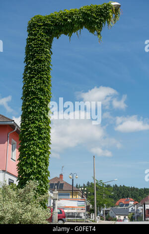 Mit Kletterpflanzen bewachsenen Straßenlaterne Stockfoto