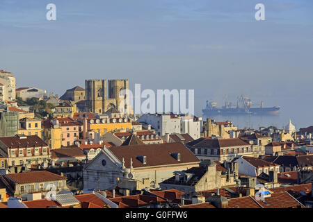 Die Kathedrale von Lissabon, Stadt Dächer und Massengutfrachter Schiff Stockfoto