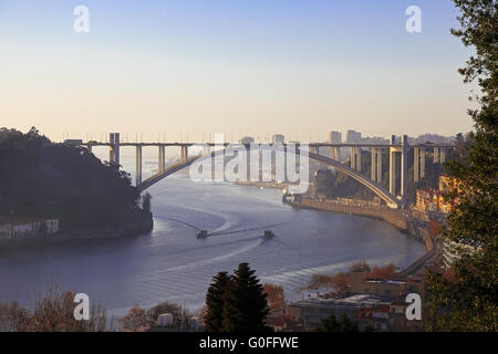 Arrabida Brücke und Fluss-Verkehr, Douro-Fluss Stockfoto