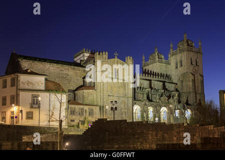 Kathedrale von Porto mit Beleuchtung Stockfoto