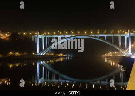 Arrabida Brücke und Lichter auf den Fluss Douro Stockfoto