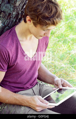 Junger Mann nutzt tablet Stockfoto