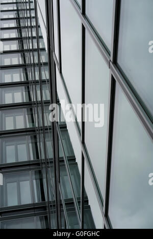 moderne Glasfassade ein Bürogebäude in Köln Stockfoto