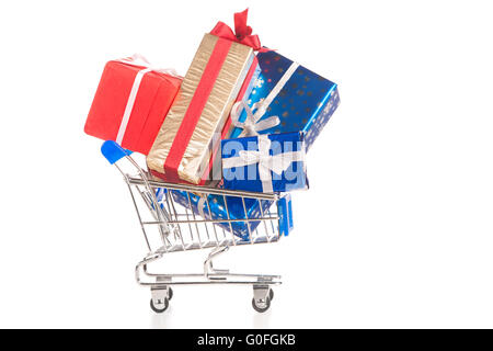 Einkaufswagen und Weihnachtsgeschenke. Stockfoto