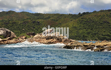 Schöne große Granitfelsen auf Praslin Insel im Indischen Ozean. Stockfoto