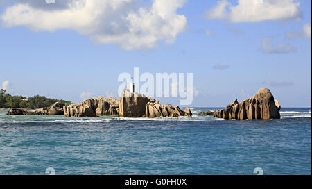 Riesige Granitfelsen in der Nähe von Praslin Insel im Indischen Ozean. Stockfoto