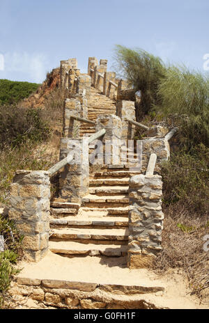 Treppe zum Strand an einem heißen sonnigen Tag Stockfoto