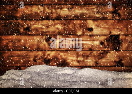 Holzplatte und Hügel der Schnee. Es schneite Blizzard. Vintage-Retro-Stil. Frohe Weihnachten! Stockfoto