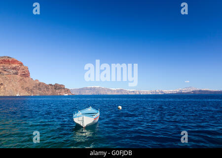 Blaue und weiße Boot auf das Ägäische Meer. Therasia Insel in der Nähe von Santorini Stockfoto