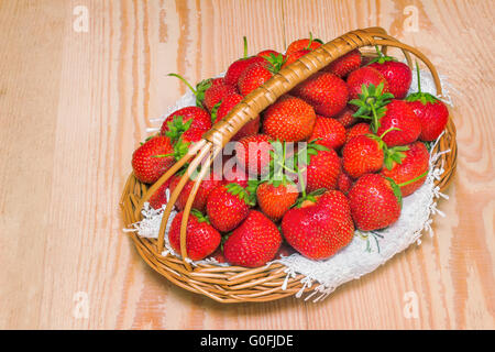 Korb mit Erdbeeren auf der Tischfläche. Stockfoto