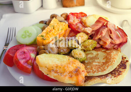 Fleisch, Fisch und verschiedenen Gemüsebeilage auf einen plat Stockfoto