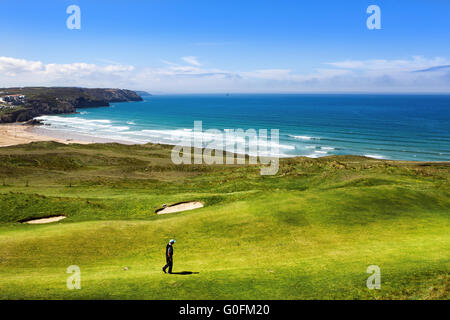 Golfplatz auf einem Ozeanküste Stockfoto