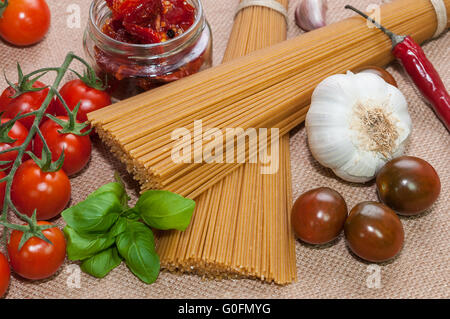 Spaghetti mit Cherry-Tomaten, Knoblauch, Basilikum und chil Stockfoto