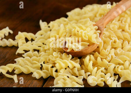 Rohe Fusilli Nudeln Hintergrund Stockfoto