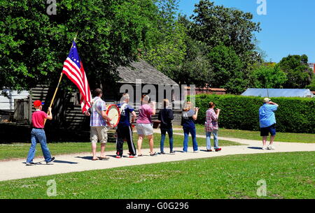 New Bern, North Carolina: Fife und Drum Corps mit Fahnenträger und großen Domo marschieren im Jahre 1770 Tryon Palace * Stockfoto