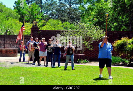 New Bern, North Carolina: Fife und Drum Corps mit Fahnenträger und großen Domo marschieren im Jahre 1770 Tryon Palace * Stockfoto