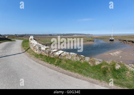 Wales und Anglesey Küstenweg, Wales. Malerische Aussicht auf den Salzwiesen in der Red Wharf Bay. Stockfoto