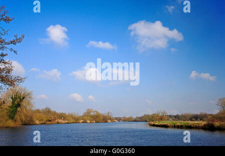 Ein Blick auf den Fluß Yare auf den Norfolk Broads in Bramerton, in der Nähe von Norwich, Norfolk, England, Vereinigtes Königreich. Stockfoto