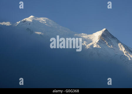 Dôme und Aiguille du Goûter tauchen aus den niedrigen Morgenwolken auf. Chamonix Mont-Blanc, Haute-Savoie, Auvergne-Rhône-Alpes, Frankreich. Stockfoto
