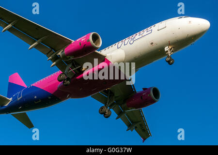 Wizz Air Plane Airbus A320 nähert sich einer Landung, Prag Tschechische Republik Europa Low-Cost Airline Passenger Jet Flugzeug unter der Ansicht Stockfoto