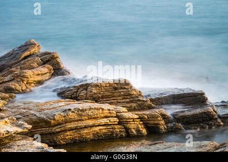 Meer-Felsen im Sonnenaufgang Stockfoto