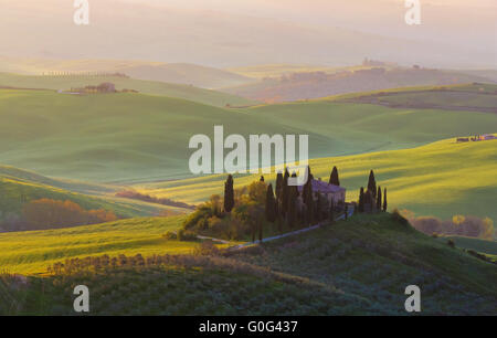 Bauernhaus in der Toskana-Landschaft bei Sonnenaufgang Stockfoto