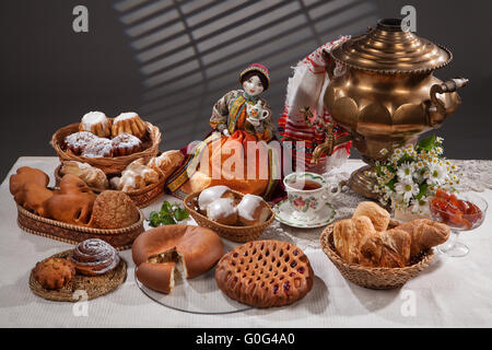 Stillleben mit Brot im russischen nationalen Stil Stockfoto