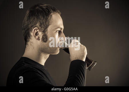 Mann trinkt Bier. Stockfoto