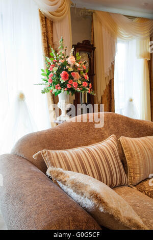 schöner Blumenstrauß in der Vase am Fenster Stockfoto