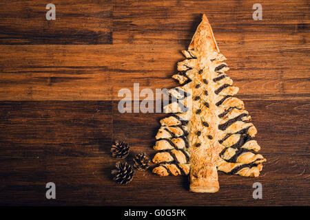 Weihnachtsbaum Kuchen auf Holztisch Stockfoto