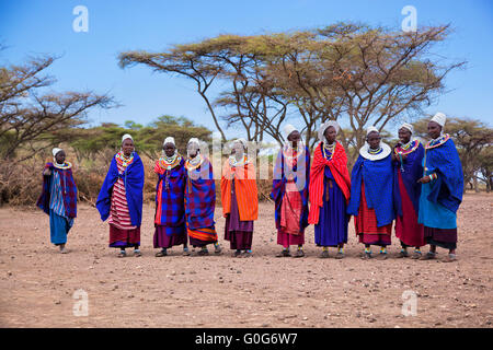 Massai-Frauen in ihrem Dorf in Tansania, Afrika Stockfoto