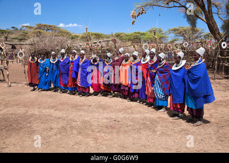 Massai-Frauen in ihrem Dorf in Tansania, Afrika Stockfoto