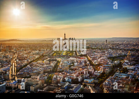 Paris, Frankreich bei Sonnenuntergang. Luftbild auf Grenzsteinen Stockfoto